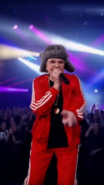 советская бабка читает рэп на сцене нейросеть вео3