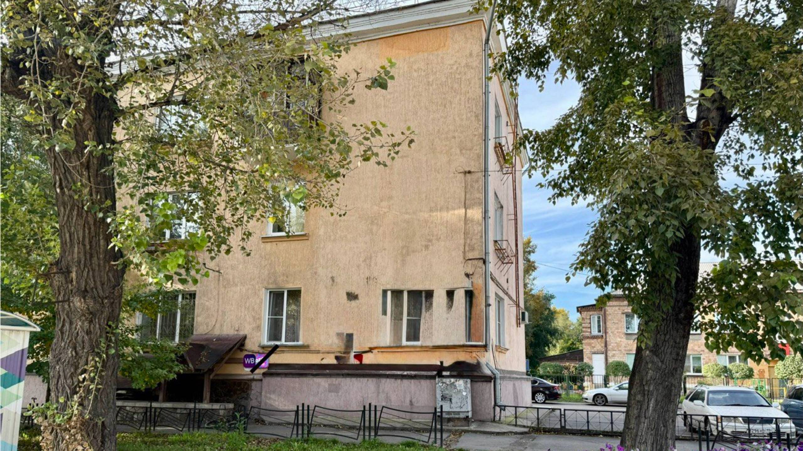 Продам торгово - офисную площадь 59,2 м2.Адрес г. Абакан ул. Павших Коммунаров 94