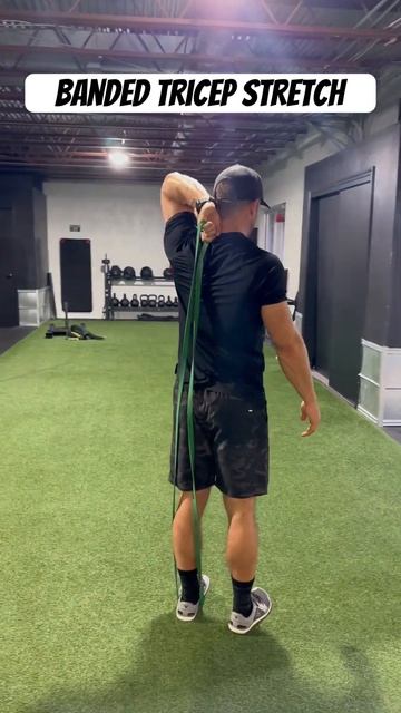 Растяжка трицепса стоя с резинкой  Banded Tricep Stretch