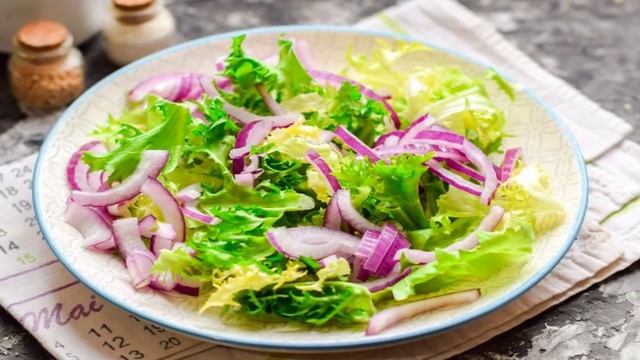 Салат с тунцом и черри