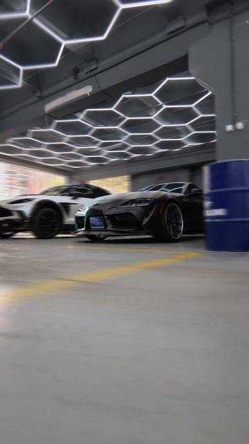 Toyota Supra в двух цветах, обе в наличии