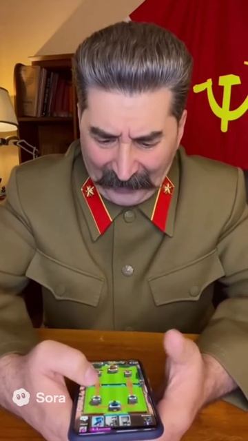 Сталин играет в клэш рояль ээээ а где кнопка голодомор  мем смешной clash