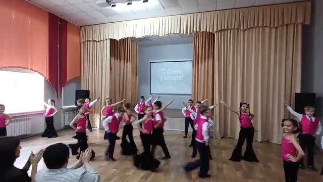 наш класс танцует на день учителя!!!