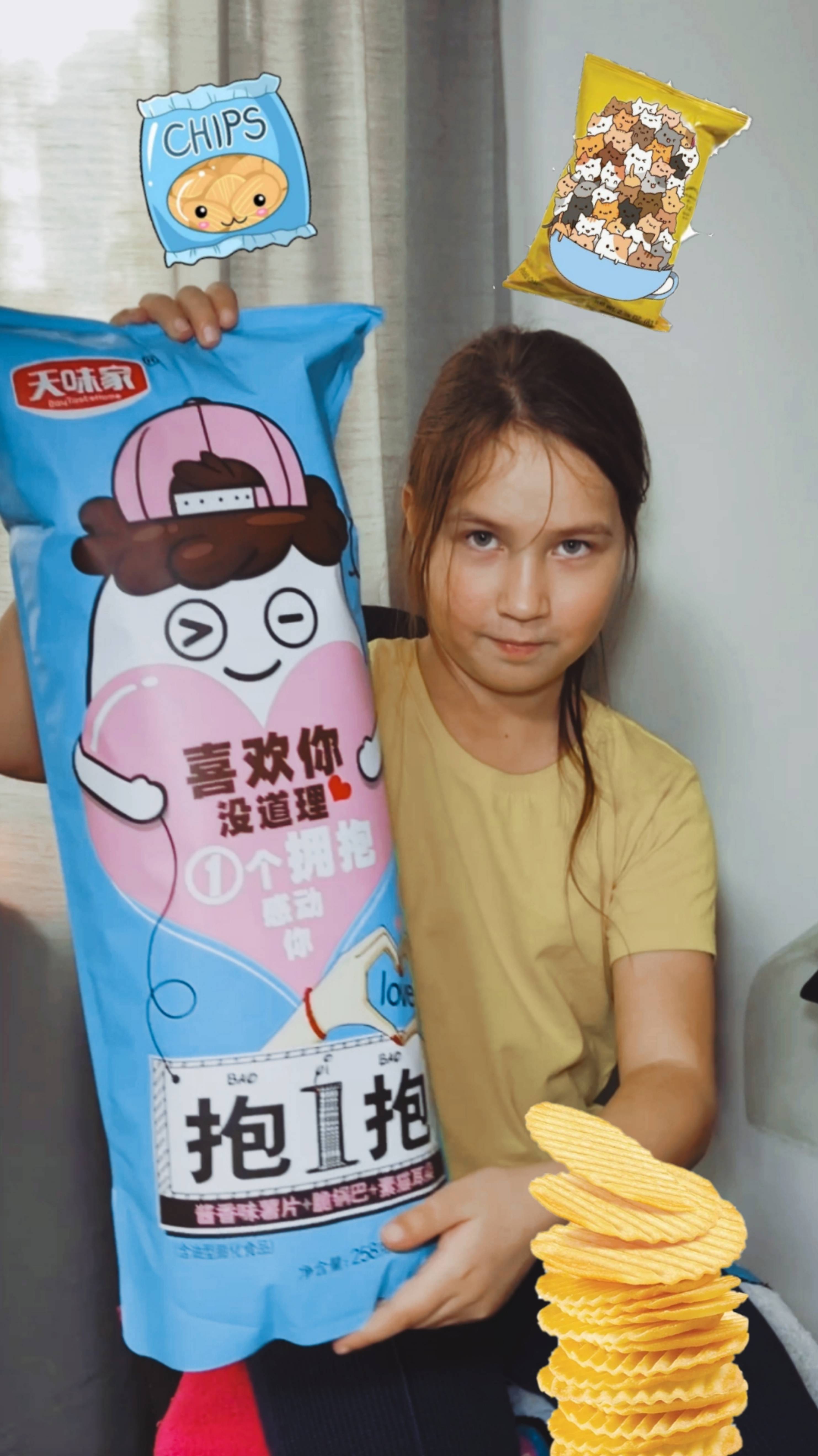 Распаковали гигантскую упаковку чипсов 😱