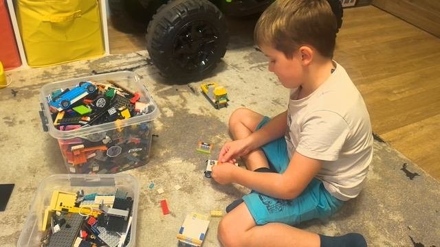 Артемй собирает консконструктор Lego