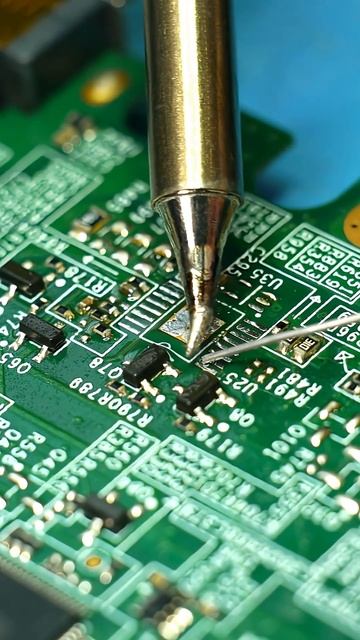Чиним плату за 60 секунд: Макро-магия замены чипа #repair #asmr #electronics #soldering #электроника