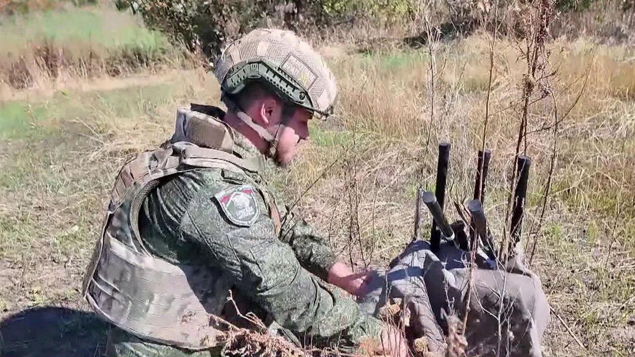 В окрестностях Северска украинские дроны пытаются атаковать российские артиллерийские расчеты