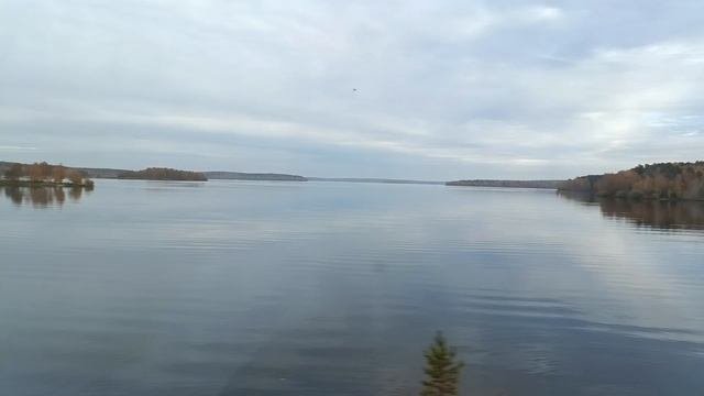 Проезжая на  поезде по Ревдинскому водохранилищу...