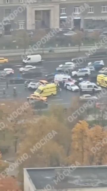 Еще кадры массовой аварии на Кутузовском проспекте.