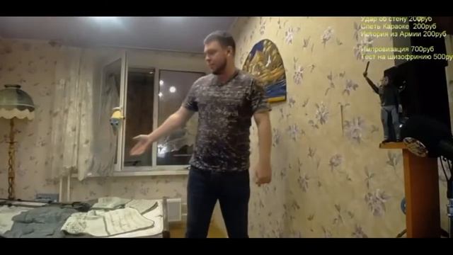 Блогер показывает удар кулаком в стену