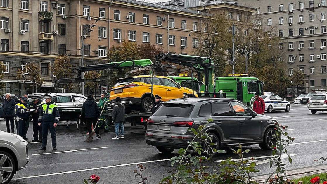 Кадры момента аварии с BMW на Кутузовском проспекте