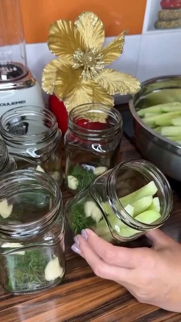Вкусные маринованные огурцы с куркумой 🥒