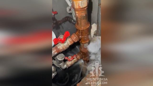 Фонтан в сантехкоробе в многоэтажке - жесткое затопление