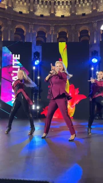 Анна Семенович на сцене  ВЕГАС