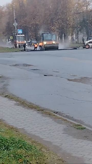 Сегодня идет дождь, и как всегда идёт укладка асфальта на улице Свирская. Молодцы, не нарушают тради