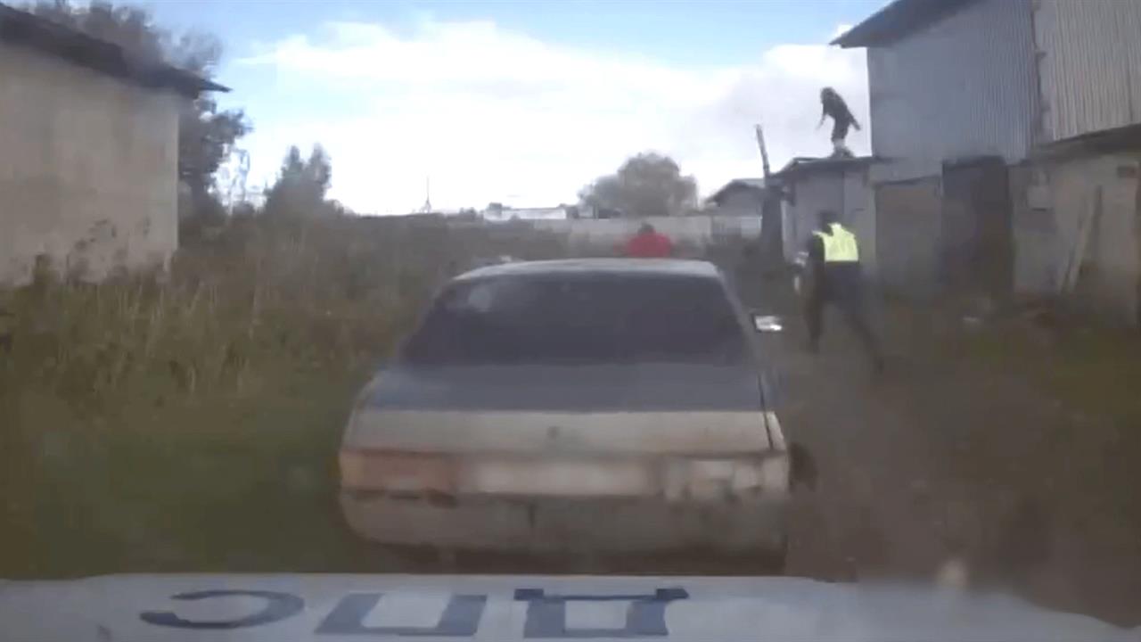 Свидетель погони остановил лихача броском полена в Вологодской области: видео