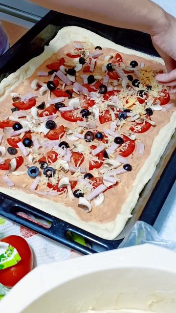 Едим пиццу дома 🍕