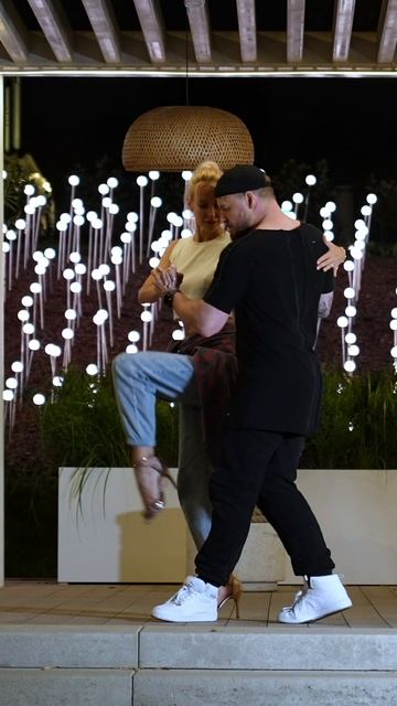 Street Tango. Павел Собирай и Юлия Стародубцева #танго #тангонуэво #неотанго #танцы