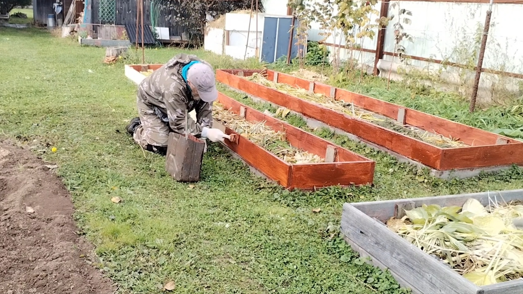 Занимаемся (красим) высокие грядки. 08-10-2025
