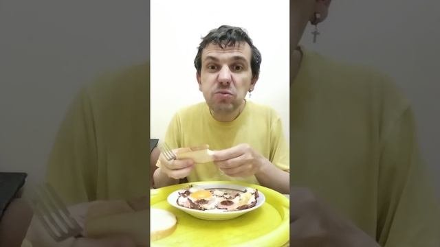Обжор мукбанг яичница с жареной колбасой пальчики оближешь