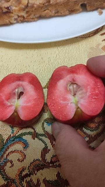 красное яблоко