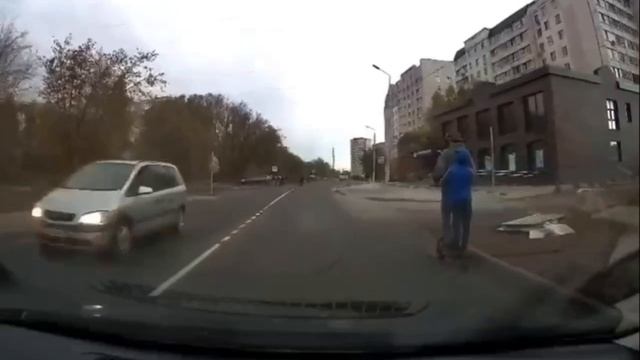 В Твери горе-отец на самокате сбил пешехода