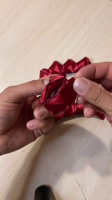 Как сделать розы из атластных лент #розы #розыизатласнойленты #букет #подароксвоимируками