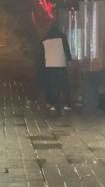 Во Фрязино двое мигрантов забивали русских на остановке зеваки молча смотрели