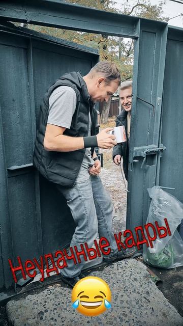 Почесал яйца))