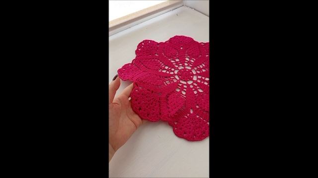 Декоративная вязаная крючком салфетка