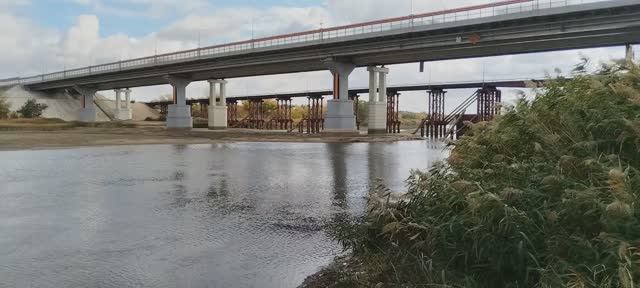 12 октября вода на реке Северский Донец.Видно по опорам уровень воды.Отмечаем день рождения.