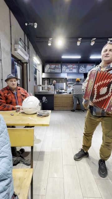 Измайловский пяточок, песня :Девушка в платье из ситца. Играю в кафе
