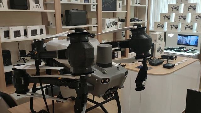 DJI Agras T50 - агродрон для опрыскивания растений разбрасывания сухих смесей и семян