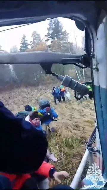 Вертолет МЧС эвакуировал группу туристов с детьми застрявших в горах Сочи