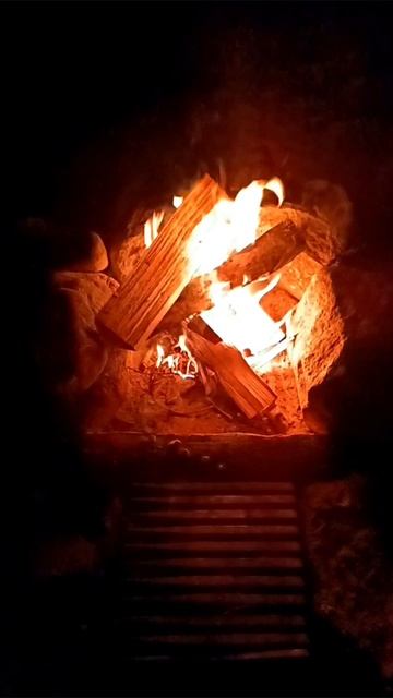 Уют от костра 
#костёр #костер #огонь #очаг #уют #звуккостра #fire #бушкрафт