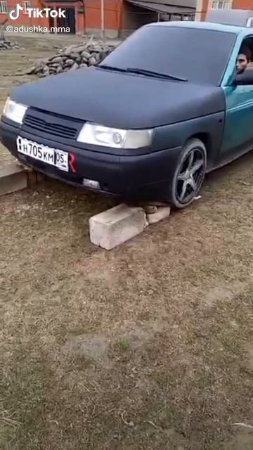 Kogda-hotel-sekonomit-na-avtoservise-i-sam-pomenyat-maslo