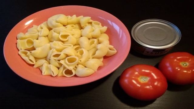 Салат с тунцом, макаронами и помидорами