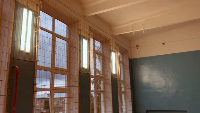 Ремонт спортивных залов в школе с применением безвоздушной окраски.