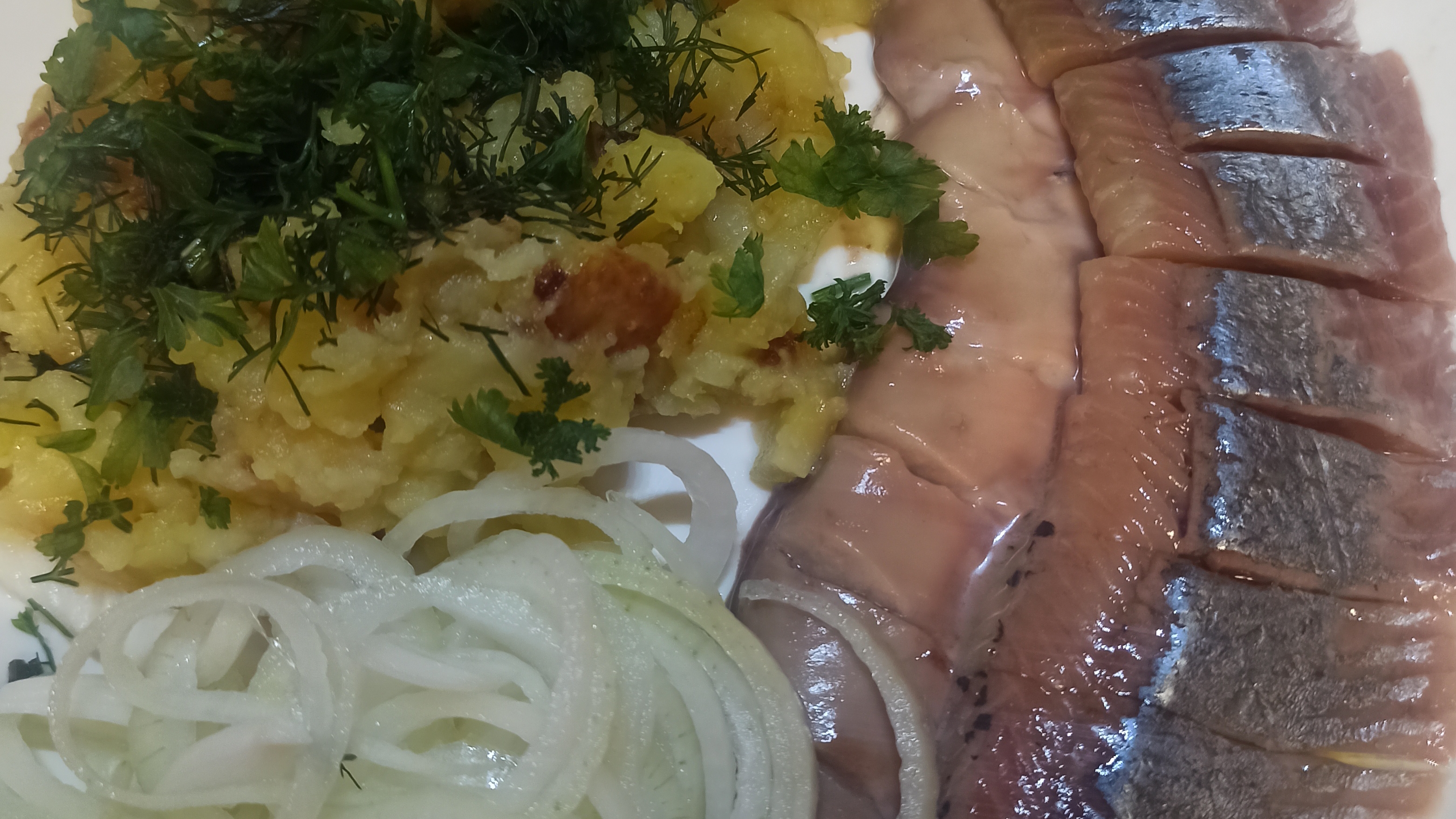 картофель жареный с селёдкой и маринованным луком. 😁
