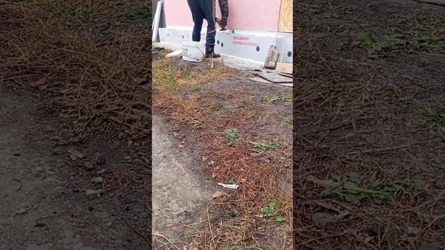 утепляю цоколь на даче