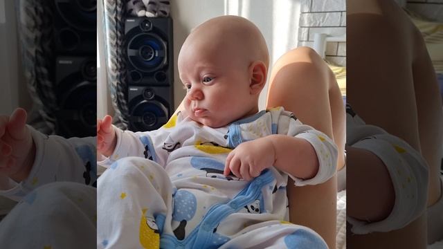 Красивая новая пижамка, разглядываем мишек 🧸 Паше 5 мес ❤️