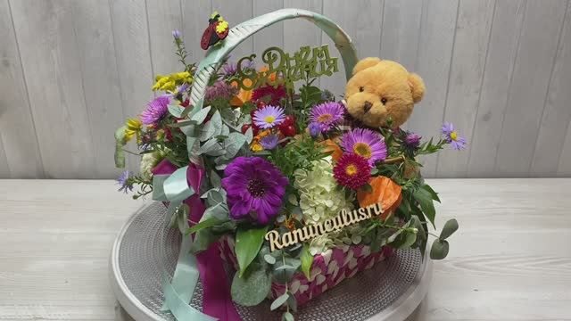 Корзинка с живыми цветами и плюшевым мишкой