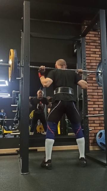 Сегодня глубокий присед с паузой в нижней точке