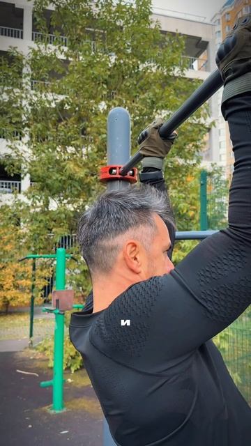 Одно из лучших упражнений на плечи на спортплощадке shorts