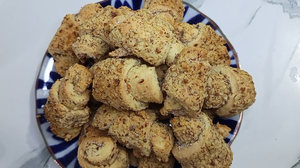Рогалики с орехами! Очень вкусные.