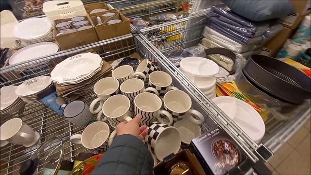 Беседка. Блины. Зашли в ДА. Зашли в Фикс Прайс - а там Новый Год! Кое-что купили.