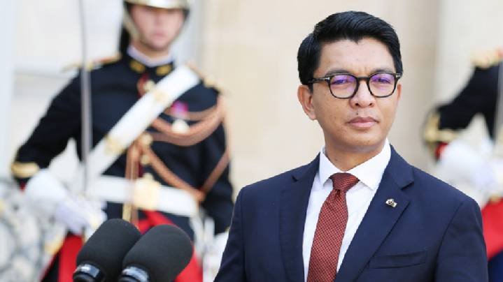 RFI: президент Мадагаскара Радзуэлина покинул страну на фоне беспорядков