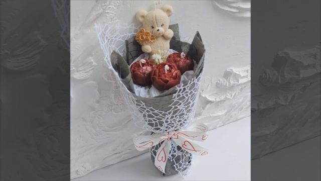 Букет из бордовых свечей-пионов и свечи-мишки ручной работы
