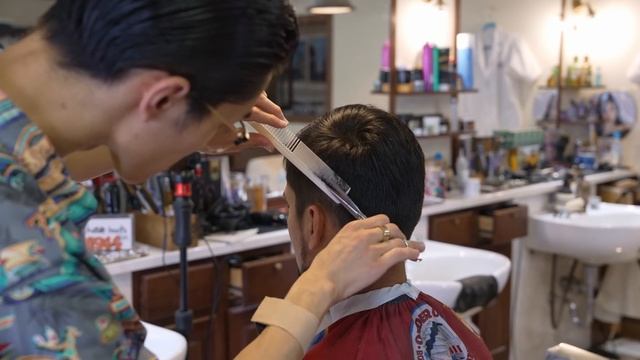 💈(ASMR) Japan's Award-Winning Barber Gives An Ultimate Haircut & Style  Scissor-Over-Comb Haircut