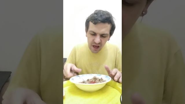 Обжор мукбанг гречневая каша с тушёной свининой салат из огурцов и помидоров